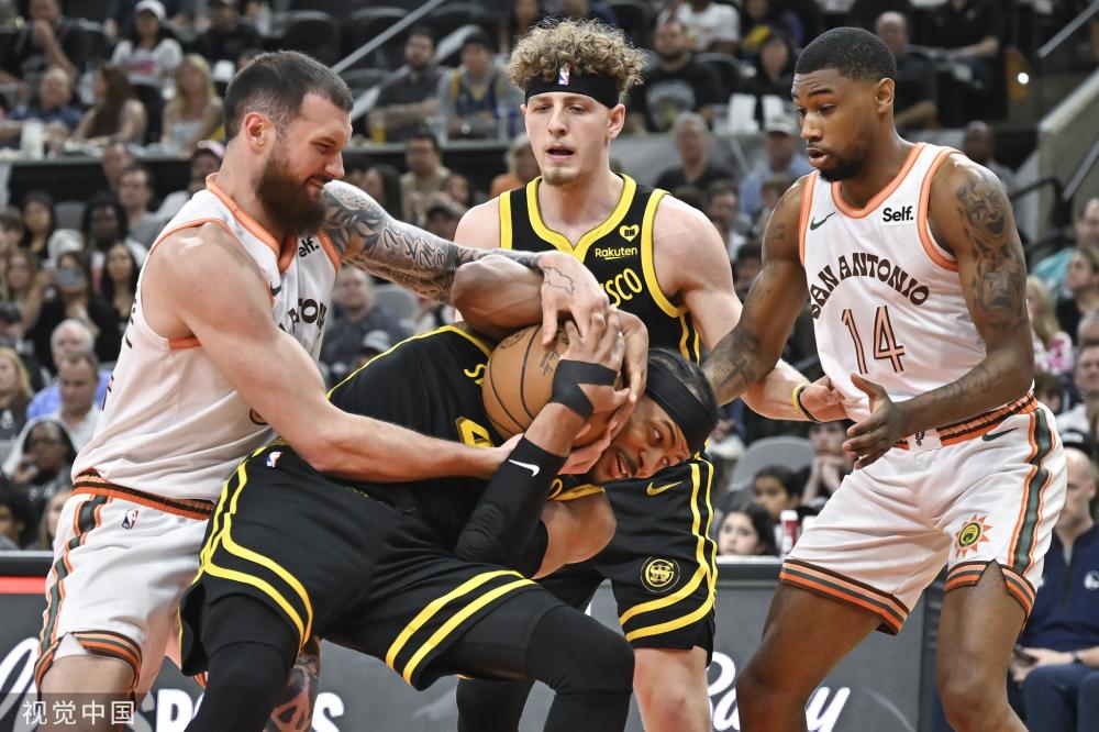 足球环境中 足球环境中